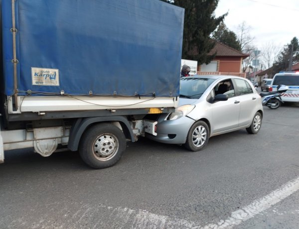 Ráfutásos baleset történt a Derkovits utca és a Tiszavasvári út csomópontjánál