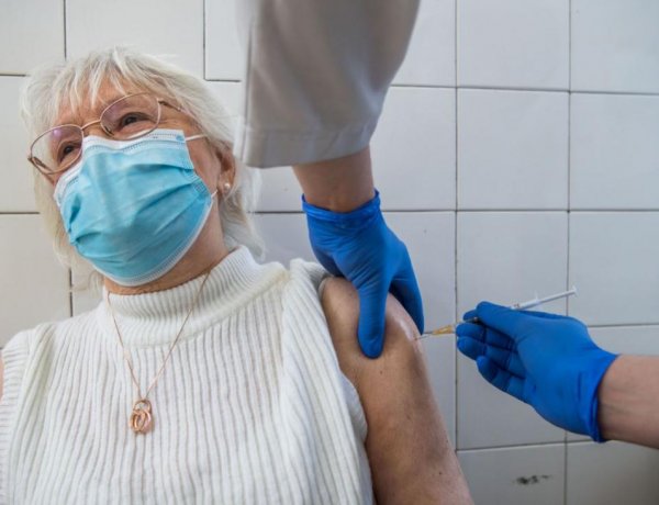 Operatív törzs: a regisztrált idősek több mint felét már beoltották