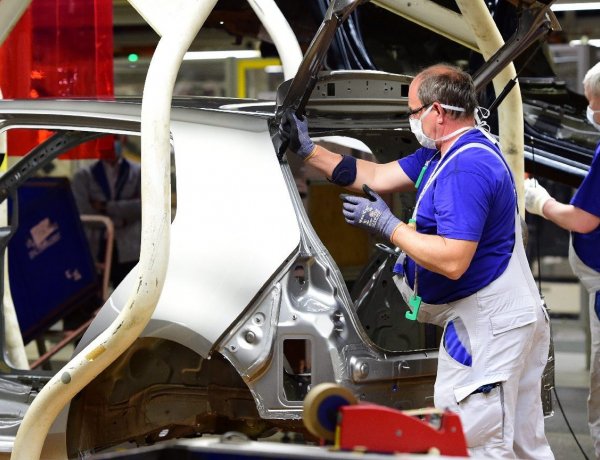 Magyarországon csökkentek leginkább a munkabér közterhei    