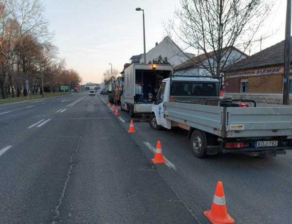 Helyreállítottak egy eltört ivóvízcsövet a Nyírségvíz szakemberei a Hunyadi utcán