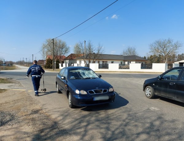 Elütött egy kerékpárost egy kanyarodó autó Napkor külterületén