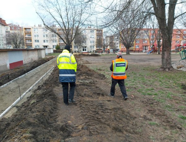 Polgárőrök védik a szalaggal elkerített építési terület a Malomkertben