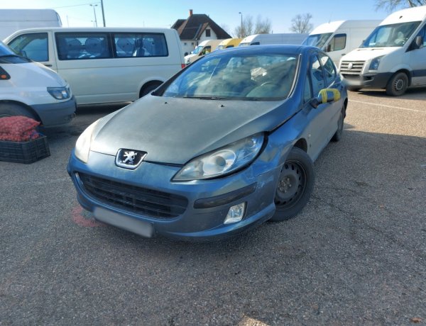 Összekoccant két autó a piac területén szerda délelőtt                