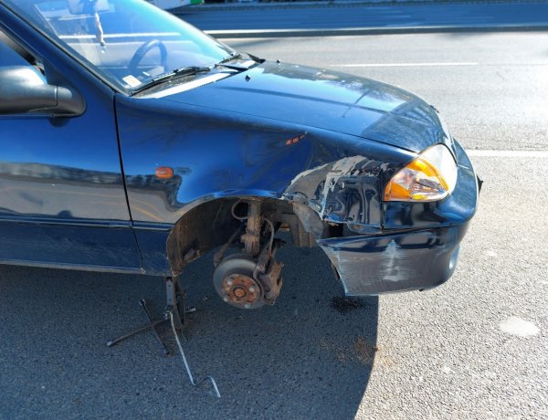 Nekiment egy autós a jelzőlámpának a Mező utca és a Bethlen Gábor utca csomópontjánál