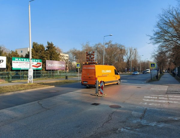 Teherautó aljára ragadt közműfedlap miatt végeztek helyreállítási munkákat a Sóstói úton