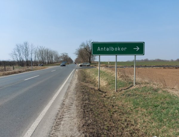 Antalbokornál közműfedeleket helyeznek szintbe a Magyar Közút szakemberei