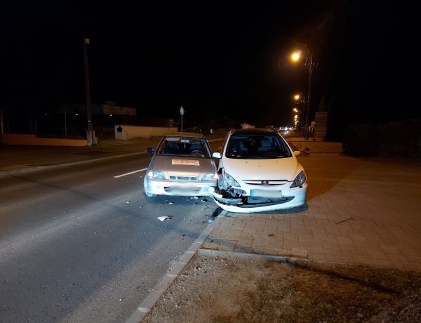 Nagy erejű ütközés történt vasárnap este, rendőrök intézkedtek a helyszínen