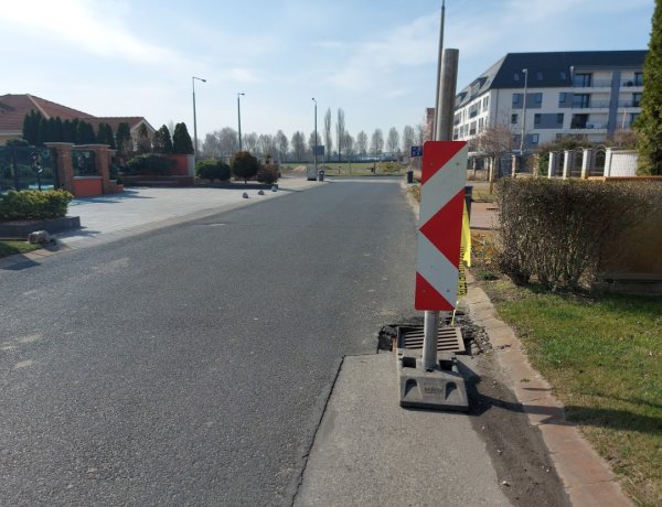 Megsüllyedt egy csatorna fedlapja a Lázár Károly utcában           
