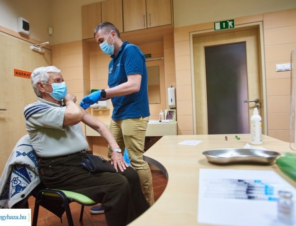 Folyamatos az oltás Nyíregyházán – Naponta több száz ember kap vakcinát a kórházban