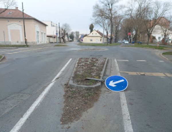 KRESZ-táblát ütöttek ki a Szent István utcán, napközben megtörtént a helyreállítás