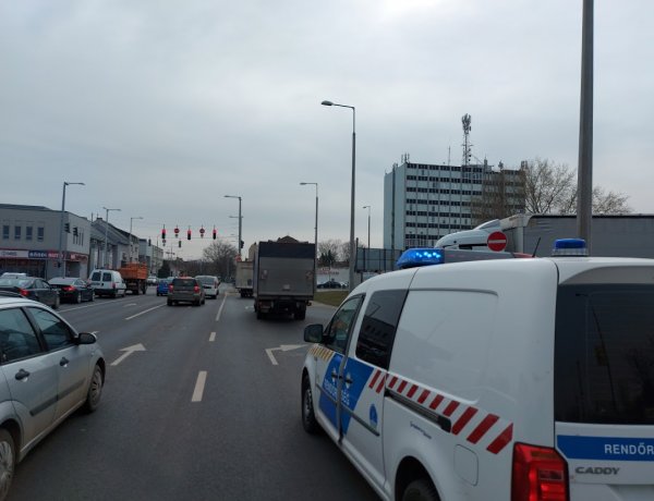 Anyagi kárral járó baleset történt a Bethlen Gábor és a Vasgyár utca csomópontjánál