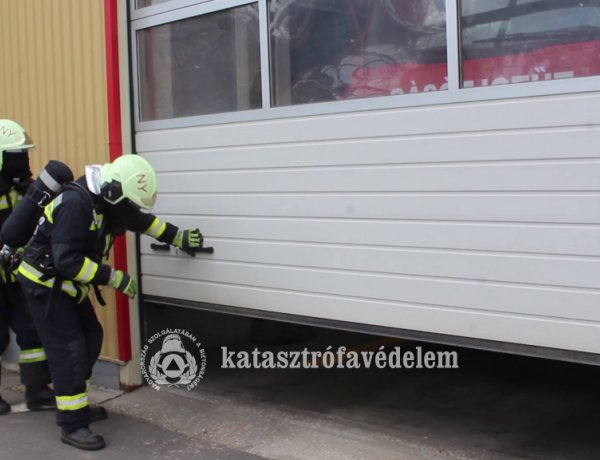 Újoncok nehezített pályán: a nyíregyházi laktanyában gyakorlatoztak