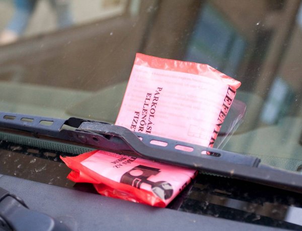 Büntetik az autósokat – Több tízezer forintos bírságra számíthatnak a tilosban parkolók