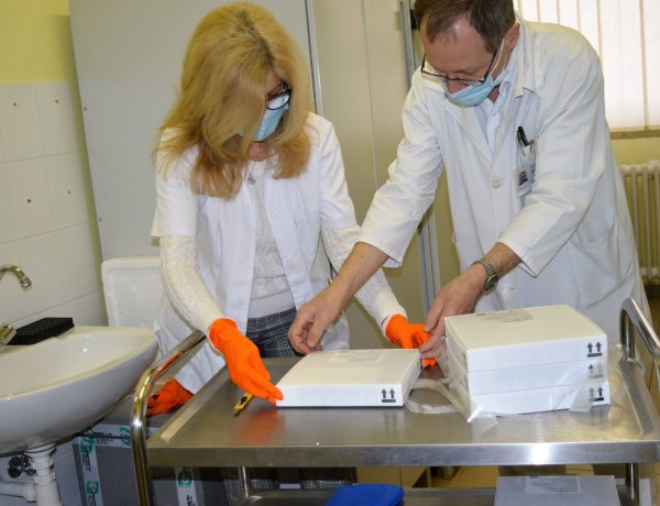 Több mint 8000 adag oltóanyag érkezett a nyíregyházi kórházba ma délelőtt