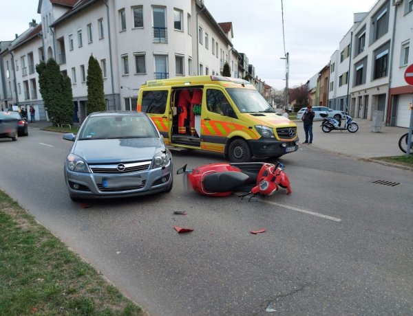 Elütöttek egy robogóst a Sarkantyú utcánál, kórházba szállították