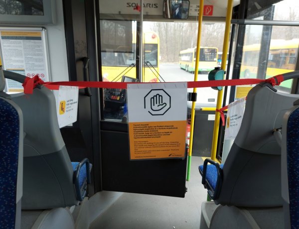 Autóbuszon utazók figyelem: kizárólag a hátsó ajtókon lehet felszállni a buszokra