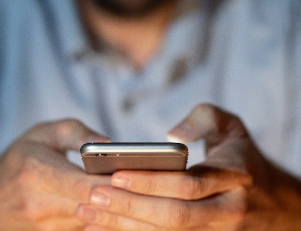 Továbbra is fenyegetést jelentenek az adathalász „csomagküldő” SMS-ek