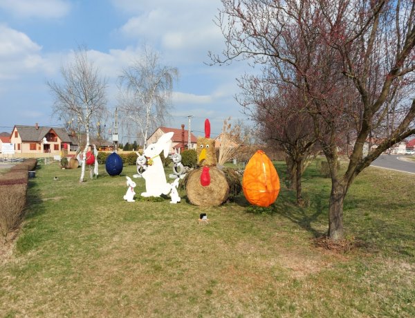 Feldíszítették a nyírbogdányi parkot, az ott lakók gondoskodnak a húsvéti hangulatról