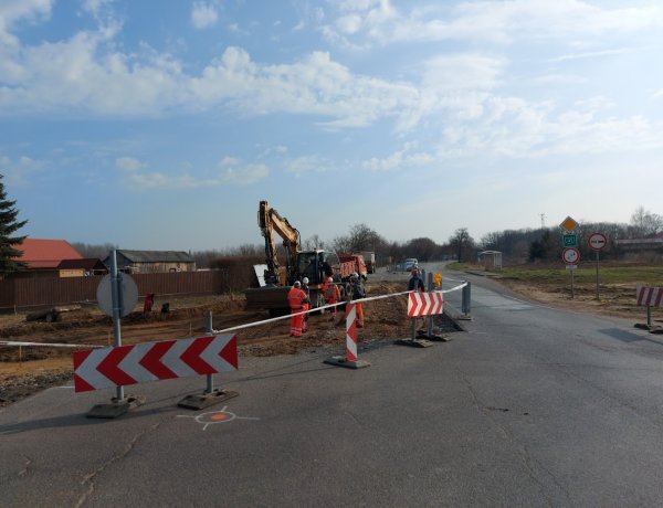 Elkezdték építeni a körforgalmat Leveleken, jelzőlámpák irányítják a forgalmat