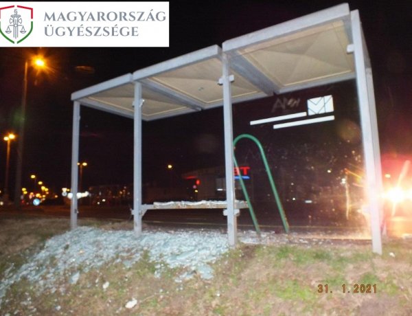  Vádemelés a buszmegállót megrongáló férfi ellen                 
