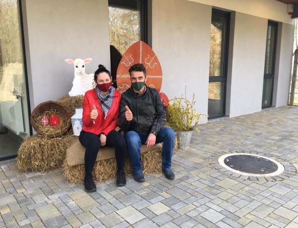 Kirakat kiállítás és húsvéti szelfipont a Sóstói Múzeumfalu bejáratánál