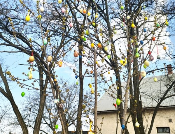 Húsvéti hangulatot varázsolt Oros több utcájára is az Orosért Közéleti Egyesület