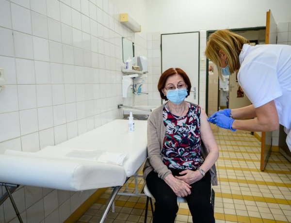 Már a szakrendelőket is bevonják Budapesten az oltásba      