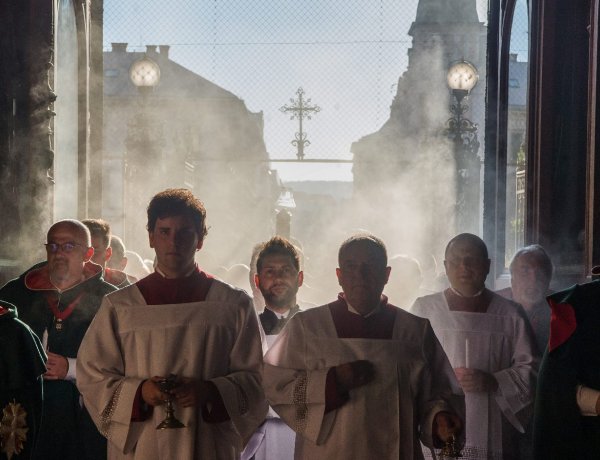 Gyertyafénynél kezdődik a nagyszombati liturgia, amin életről és halálról elmélkednek