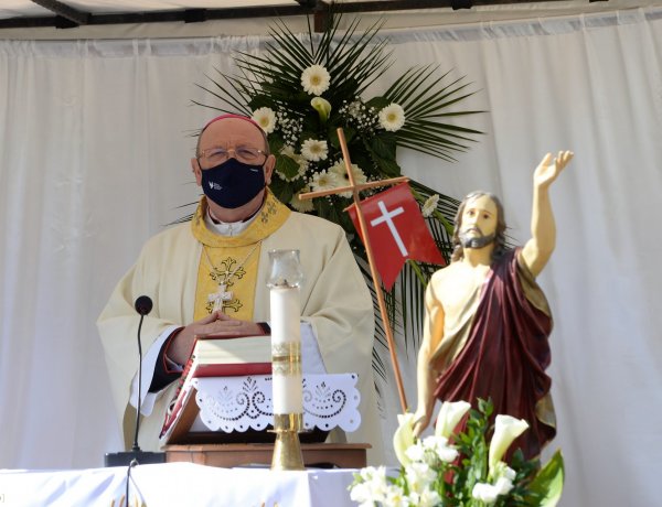 Húsvét vasárnapi szentmise a plébánia udvarán Nyíregyházán! Galéria!