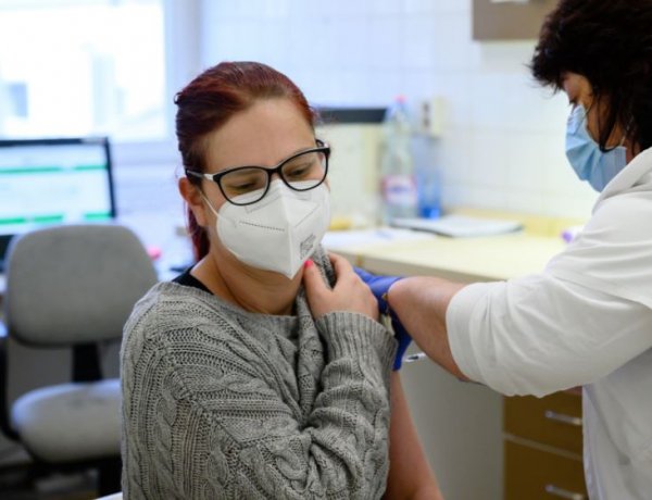 Csütörtöktől újabb 100 ezer bölcsődei, óvodai és iskolai dolgozót oltanak soron kívül