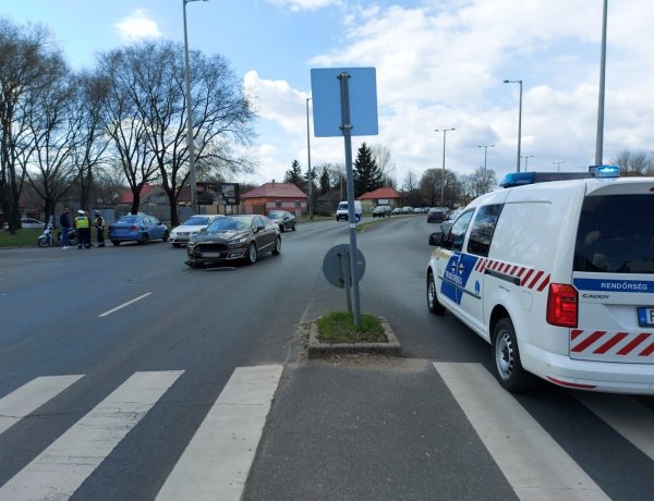 Két személyautó ütközött a Kert utcánál                      