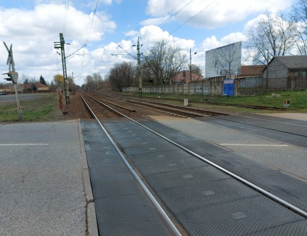 Eltört az egyik sínpár a Tokaji úti vasúti átjárónál, pénteken kezdik a helyreállítást