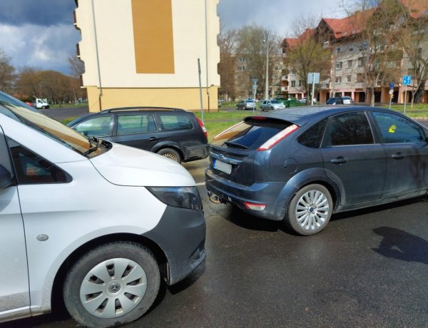 Ráfutásos baleset történt a Semmelweis utcán, személyi sérülés nem történt