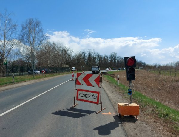 Rázópadkát építenek ki a Kállói úton, 10 napig jelzőlámpa irányítja a forgalmat