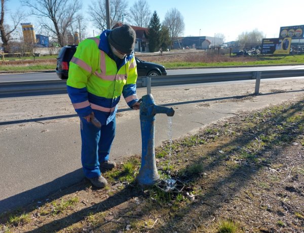 Az ivóvíz-rendszerű közkutak karbantartását végzik a Nyírségvíz szakemberei Nyíregyházán