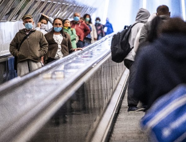 Kiderült, meddig kell még biztosan maszkot hordanunk az utcán