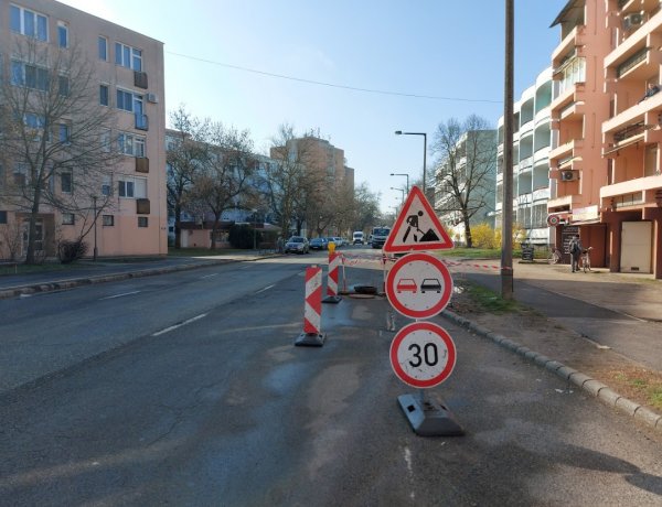 Forgalomkorlátozás a Vasvári Pál utcán – Szintbe helyeznek egy megsérült közműfedelet
