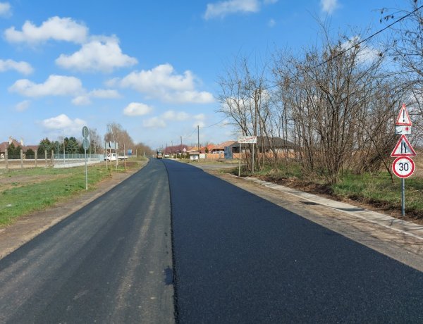 Forgalomkorlátozás – Aszfaltoznak a Magyar Közút szakemberei a Buji úton
