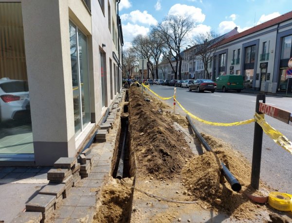 Erősáramú kábelt fektetnek a Bocskai utca páros oldalán         