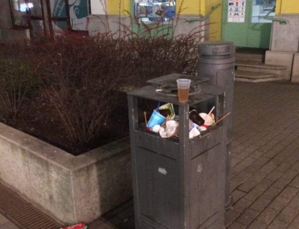 Hiába üríti a NYÍRVV naponta a szemetes¬szelencéket, van, aki inkább mellé dobja