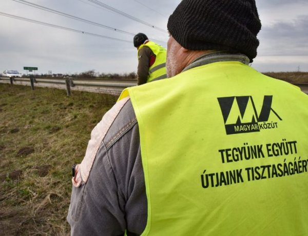 Az utak menti illegális szemét felszámolására fókuszál a héten a Magyar Közút