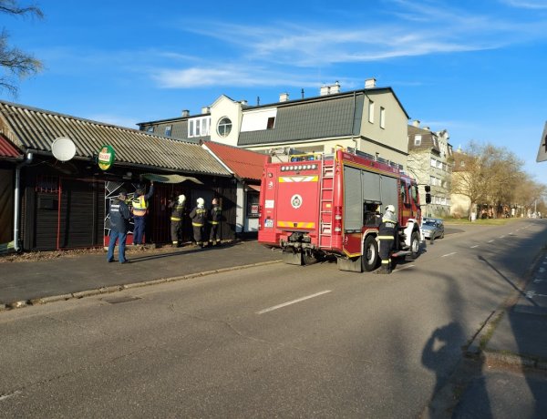 Balesetveszélyes tetőszerkezethez riasztották a tűzoltókat az Eperjes utcára