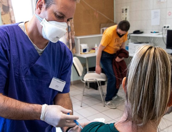 Érvénytelen TAJ-számmal is jár vakcina és gyógyszer          