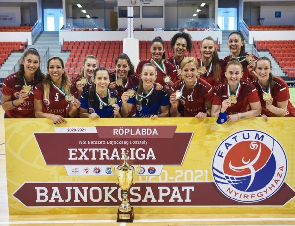 Aranyérmes röplabdások - A Fatum Nyíregyháza játékosai átvehették a bajnoki serleget