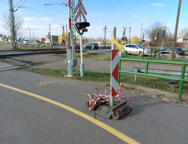 Beszakadt egy közműfedél a Rákóczi utcán, fokozott figyelemmel közlekedjenek!