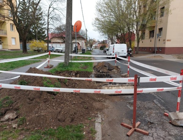 Forgalomkorlátozás: meghibásodott távhővezetéket javítanak a Népkert és az Árpád utcánál