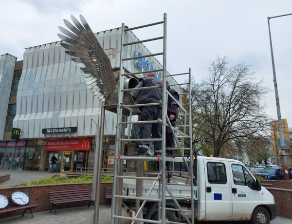 Javítják a sétálóutca óráját, hamarosan pontosan mutatja majd az időt a készülék
