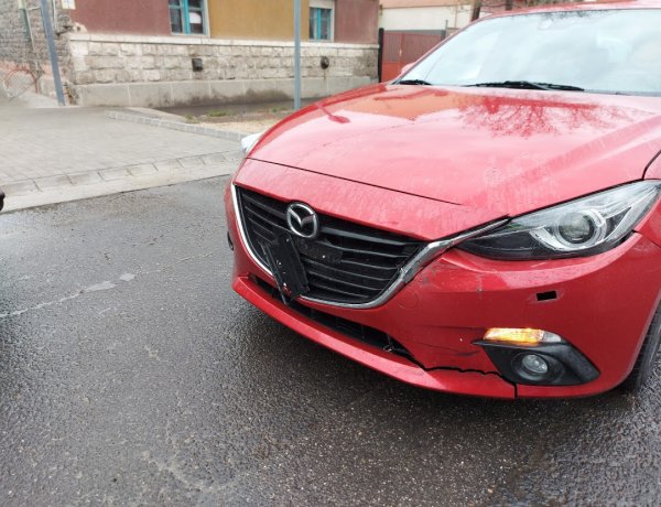 Két autó ütközött a Hunyadi és a Mák utcánál kedden, személyi sérülés nem történt