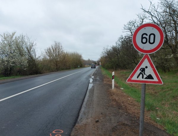 Sebességkorlátozás: rázópadkát építenek ki a Kállói út lakott területen kívüli szakaszán