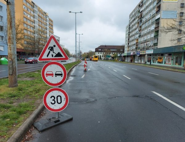 Közműfedél szintbehelyezési munkálatait végzik a Ferenc körúton a balra kanyarodó sávban